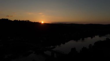 Güzel Sunset Moutnains Nehri Lesko Havadan Görünümü Polonya. Yüksek kalite 4k görüntü