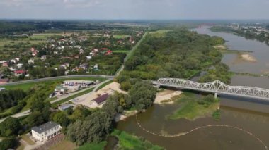 Güzel Peyzaj Köprüsü Vistula Pulawy Hava Görüntüsü Polonya. Yüksek kalite 4k görüntü