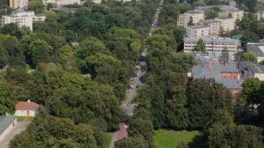 Şehir merkezindeki güzel peyzaj sokak parkı Pulawy hava manzaralı Polonya. Yüksek kalite 4k görüntü