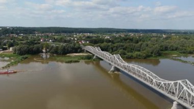Güzel Peyzaj Köprüsü Vistula Pulawy Hava Görüntüsü Polonya. Yüksek kalite 4k görüntü