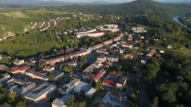 Şehir merkezindeki güzel Manzara Dağları Lesko Nehri Hava Manzarası Polonya. Yüksek kalite 4k görüntü