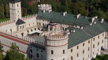 Güzel Krasiczyn Şatosu Hava Manzarası Polonya. Yüksek kalite 4k görüntü