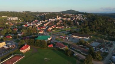 Güzel Manzara Şehir Merkezi Dağları Lesko Hava Manzarası Polonya. Yüksek kalite 4k görüntü