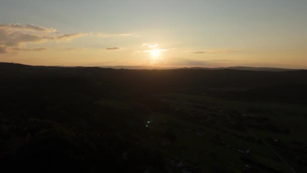 Красивий Захід Сонця Монументи Lesko Air View Poland Високоякісні Кадри — стокове відео
