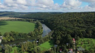 Güzel Peyzaj Parkı Nehri San Krasiczyn Havacılık Manzarası Polonya. Yüksek kalite 4k görüntü
