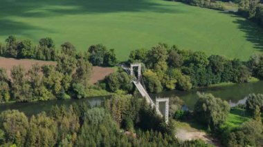 Güzel Park Köprüsü Nehri San Krasiczyn Hava Manzarası Polonya. Yüksek kalite 4k görüntü