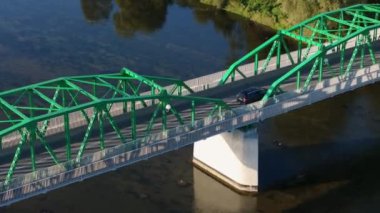 Güzel Köprü Nehri Lesko Hava Manzarası Polonya. Yüksek kalite 4k görüntü