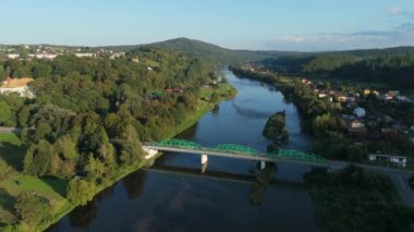 Güzel Peyzaj Köprüsü Dağları Lesko Hava Manzarası Polonya. Yüksek kalite 4k görüntü