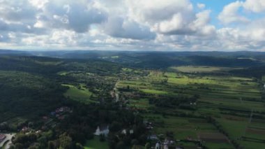 Güzel Peyzaj Dağları Krasiczyn Przemysl Hava Görüntüsü Polonya. Yüksek kalite 4k görüntü