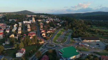 Güzel Downtown Dağları Lesko Aerial View Polonya. Yüksek kalite 4k görüntü