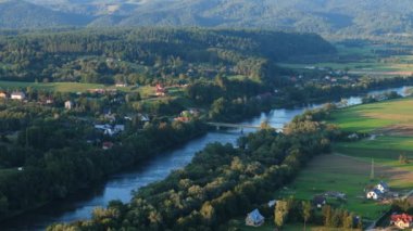 Güzel Peyzaj Nehri Dağları Lesko Hava Manzarası Polonya. Yüksek kalite 4k görüntü