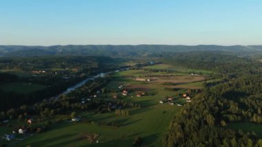 Güzel Peyzaj Nehri Dağları Lesko Hava Manzarası Polonya. Yüksek kalite 4k görüntü
