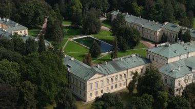 Güzel manzara Czartoryski Sarayı Müzesi Pulawy Hava Manzarası Polonya. Yüksek kalite 4k görüntü