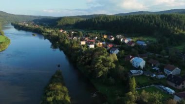 Güzel Peyzaj Nehri Dağları Lesko Hava Manzarası Polonya. Yüksek kalite 4k görüntü