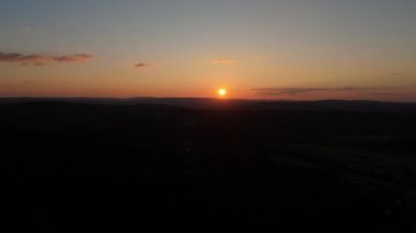 Güzel Sunset Moutnains Nehri Lesko Havadan Görünümü Polonya. Yüksek kalite 4k görüntü