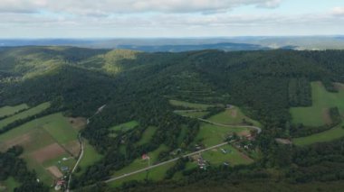 Güzel Serpentine Yolu Dağı Bieszczady Sanok Hava Manzarası Polonya. Yüksek kalite 4k görüntü