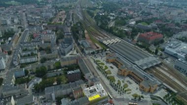 Güzel Top Down Tren İstasyonu Wroclaw Hava Manzaralı Polonya. Yüksek kalite 4k görüntü
