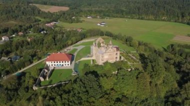 Zagorz Manastırı 'nın güzel manzara kalıntıları Bieszczady Hava Manzarası Polonya. Yüksek kalite 4k görüntü