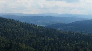 Güzel Panorama Lesko Dağları Hava Görüntüsü Polonya. Yüksek kalite 4k görüntü