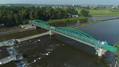 Güzel Köprü Nehri Odra Opole Hava Görüntüsü Polonya. Yüksek kalite 4k görüntü