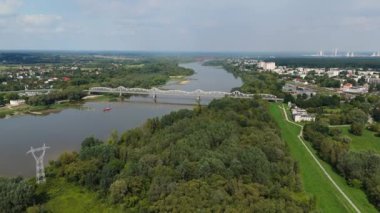Güzel Peyzaj Köprüsü Vistula Pulawy Hava Görüntüsü Polonya. Yüksek kalite 4k görüntü