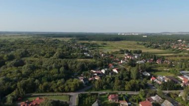 Güzel Peyzaj Ormanı Evleri Krasnystaw Hava Manzarası Polonya. Yüksek kalite 4k görüntü