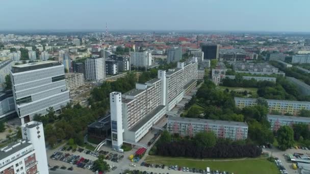 美しい高層ビル アパートメンツ ヴロツワフ アリアルビュー ポーランド 高品質の4K映像 — ストック動画