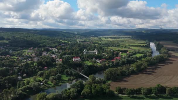 Όμορφο Τοπίο Κάστρο Δάσος Βουνά Krasiczyn Αεροφωτογραφία Πολωνία Υψηλής Ποιότητας — Αρχείο Βίντεο