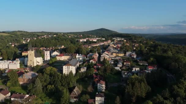 Krásná Krajina Kostel Downtown Lesko Hory Aerial View Polsko Vysoce — Stock video