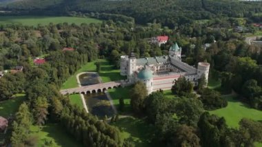 Güzel Panorama Kalesi Krasiczyn Hava Manzarası Polonya. Yüksek kalite 4k görüntü