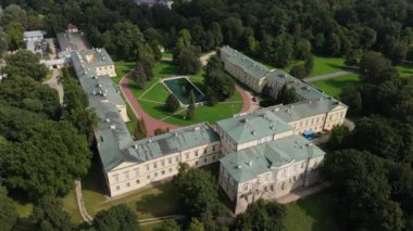 Güzel manzara Czartoryski Sarayı Müzesi Pulawy Hava Manzarası Polonya. Yüksek kalite 4k görüntü