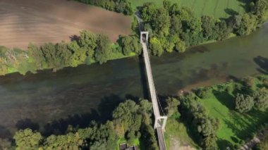 Güzel Park Köprüsü Nehri San Krasiczyn Hava Manzarası Polonya. Yüksek kalite 4k görüntü