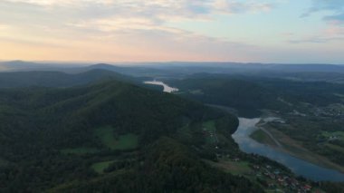 Güzel Peyzaj Gölü Solina Dağları Bieszczady Hava Görüntüsü Polonya. Yüksek kalite 4k görüntü
