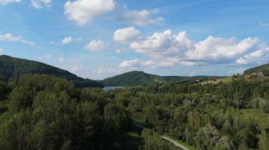 Güzel Peyzaj Gölü Solina Dağları Bieszczady Hava Görüntüsü Polonya. Yüksek kalite 4k görüntü