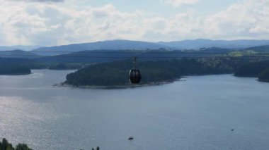 Güzel manzara Gondola Gölü Solina Dağları Bieszczady Hava Manzarası Polonya. Yüksek kalite 4k görüntü