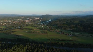 Güzel Peyzaj Nehri Dağları Lesko Hava Manzarası Polonya. Yüksek kalite 4k görüntü