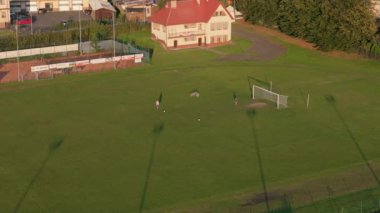 Güzel futbol sahası Lesko hava manzaralı Polonya. Yüksek kalite 4k görüntü
