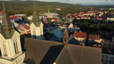 Güzel Tower Cross Kilisesi Eski kasaba Sanok Havadan Polonya. Yüksek kalite 4k görüntü