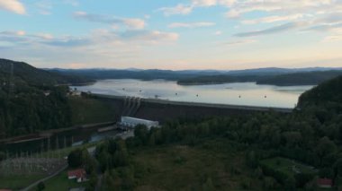 Güzel manzara Barajı Solina Gölü Bieszczady Hava Görüntüsü Polonya. Yüksek kalite 4k görüntü