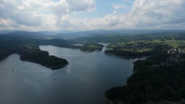 Güzel Peyzaj Gölü Solina Dağları Bieszczady Hava Görüntüsü Polonya. Yüksek kalite 4k görüntü