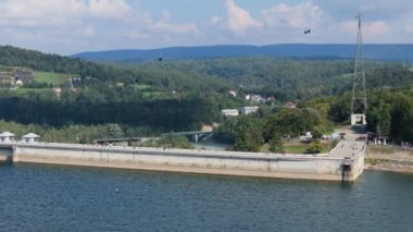 Güzel manzara Gondola Baraj Gölü Solina Dağları Bieszczady Hava Görüntüsü Polonya. Yüksek kalite 4k görüntü
