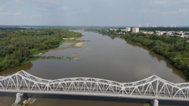 Güzel Peyzaj Köprüsü Vistula Pulawy Hava Görüntüsü Polonya. Yüksek kalite 4k görüntü