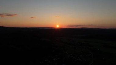 Güzel Sunset Moutnains Nehri Lesko Havadan Görünümü Polonya. Yüksek kalite 4k görüntü