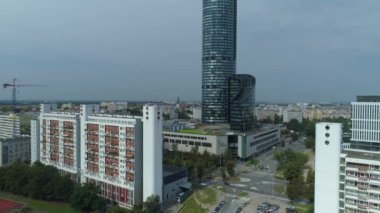 Güzel Panorama Gökyüzü Kulesi Wroclaw Hava Görüntüsü Polonya. Yüksek kalite 4k görüntü