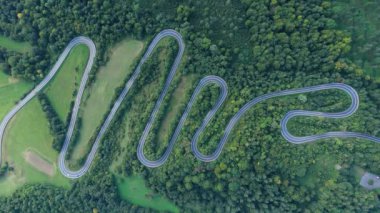 Güzel Serpentine Yolu Dağı Bieszczady Sanok Hava Manzarası Polonya. Yüksek kalite 4k görüntü