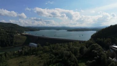 Güzel manzara Barajı Solina Gölü Bieszczady Hava Görüntüsü Polonya. Yüksek kalite 4k görüntü