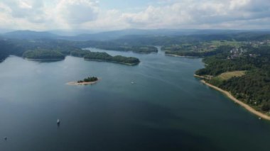 Güzel Peyzaj Gölü Solina Dağları Bieszczady Hava Görüntüsü Polonya. Yüksek kalite 4k görüntü