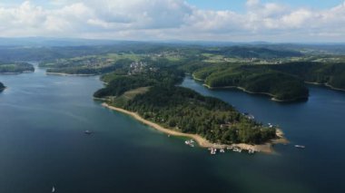 Güzel Peyzaj Gölü Solina Dağları Bieszczady Hava Görüntüsü Polonya. Yüksek kalite 4k görüntü