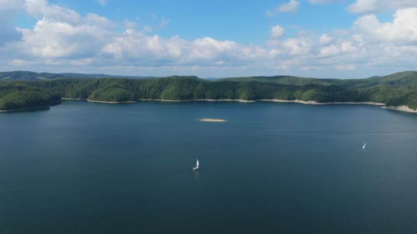 Прекрасний Ландшафтний Човен Озеро Соліна Гори Бещадський Повітряний Вигляд Польща — стокове відео