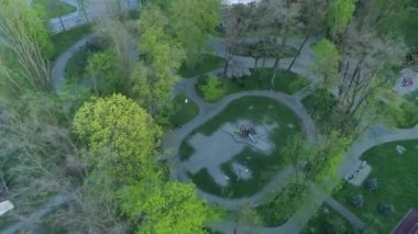 Top Down Güzel Oyun Parkı Krosno Hava Manzaralı Polonya. Yüksek kalite 4k görüntü